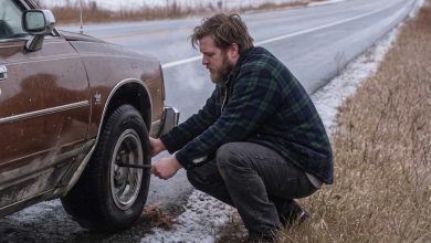 Photo of I Stopped to Help an Elderly Couple With a Flat Tire on Thanksgiving—A Week Later, My Mom Called Screaming, “Turn on the TV! RIGHT NOW!”