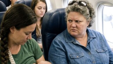 Photo of A Woman Shamed Me for Feeding My Baby on a Flight—Then My 8-Year-Old Daughter Stood Up