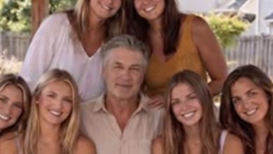 Photo of 15 Years After My Wife Abandoned Our 6 Daughters, She Showed Up at Our Oldest Daughter’s Wedding — Then Rachel Opened the Box