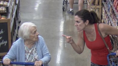 Photo of A Stranger Shamed My 83-Year-Old Mother at the Checkout—Then the Cashier Looked at Her, Froze, and Said, “Nobody Leaves.”