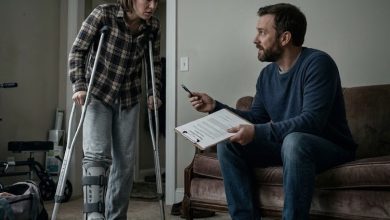 Photo of I Came Home From the Hospital With a Broken Leg—Then My Husband Put a Deed in My Lap and Asked Me to Sign It