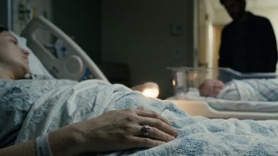 Photo of Three Hours After My Daughter Was Born, a Stranger Looked at My Ring and Told Me My Mother Had Lied to Me for 31 Years