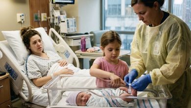 Photo of My Seven-Year-Old Wouldn’t Leave Her Baby Sister’s Hospital Crib — Then She Pointed at the Wristband and Asked One Question No Adult Had Asked