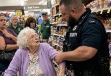 Photo of A Security Guard Grabbed an 88-Year-Old Woman in the Bread Aisle, and What She Pulled From Her Purse Silenced the Whole Store